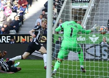 فيديو نيوكاسل يمطر كريستال بالاس برباعية في الدوري الإنجليزي