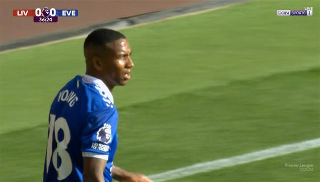 طرد اشلي يونج في مباراة ليفربول وايفرتون