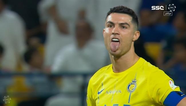 رونالدو يتلاعب بمدافعين ضمك ويهدر هدف محقق