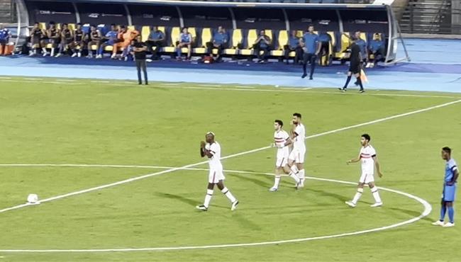 جماهير الزمالك تحيي شيكابالا بعد هدف الزمالك الثالث امام سموحة واللاعب يرد التحيه