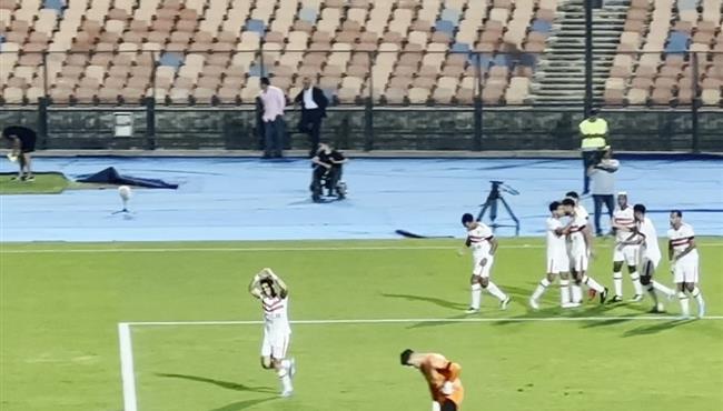 احتفال أحمد سيد زيزو بهدف في مرمي سموحة مع زوجته وابنته
