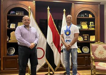 هشام حطب يكرم كرم جابر بعد حصوله على ذهبية بطولة العالم للرواد للمصارعة