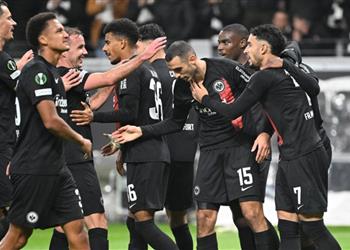 فيديو مرموش يسجل وفرانكفورت يكتسح هلسنكي بسداسية في دوري المؤتمر الأوروبي