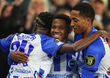 فيديو برايتون يعبر أياكس بثنائية وروما يفوز على سلافيا براج في الدوري الأوروبي