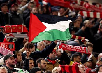 رأوا العلم وكأنه سلاح مشجع ليفربول يستنكر تصرف النادي معه بعد دعمه فلسطين