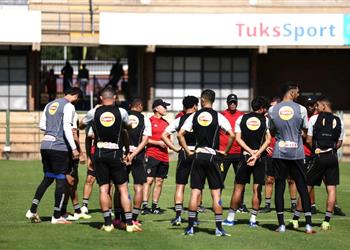 كولر ي حاضر لاعبي الأهلي قبل مران اليوم استعداد ا لمواجهة صن داونز في الدوري الإفريقي