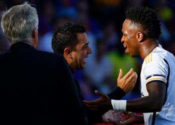 فيديو فينيسيوس يتشاجر مع تشافي في الكلاسيكو وأنشيلوتي يتدخل