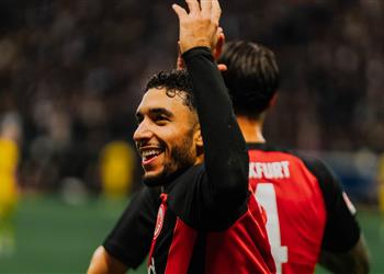 تقييم عمر مرموش بعد تسجيله هدفين أمام بوروسيا دورتموند في الدوري الألماني