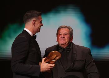 إيميليانو مارتينيز يفوز بجائزة ياشين لـ أفضل حارس في العالم 2023