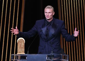 هالاند يفوز بجائزة أفضل مهاجم في العالم 2023