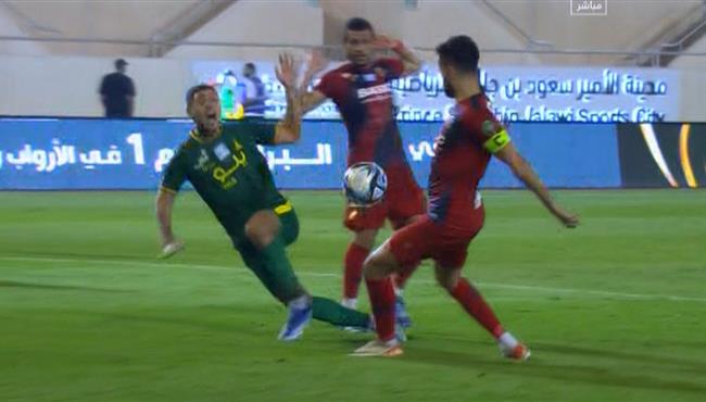 هل حرم الحكم محمد شريف من ركلة جزاء امام ضمك