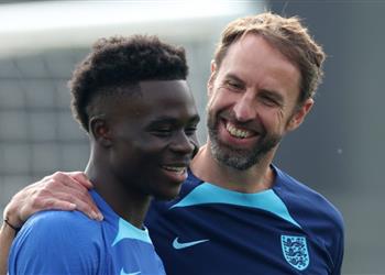 ساوثجيت يشرح قرار ضم بوكايو ساكا إلى قائمة إنجلترا رغم الإصابة