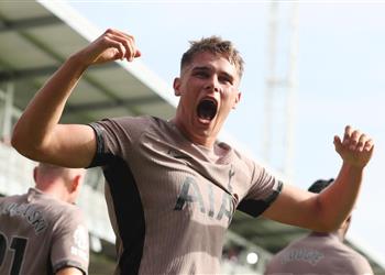 فيديو توتنهام يحقق فوز ا صعب ا بعشرة لاعبين أمام لوتون في الدوري الإنجليزي