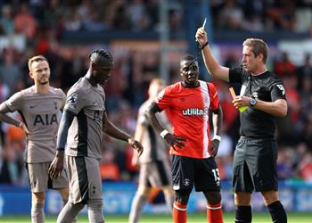 بوستيكوجلو يدافع عن بيسوما بعد طرده في مباراة توتنهام ولوتون تاون