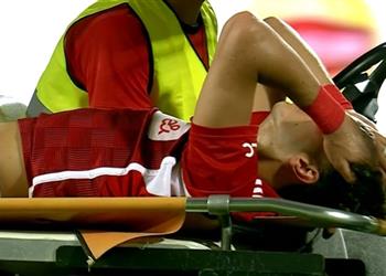 فيديو إصابة إمام عاشور في مباراة الأهلي والإسماعيلي وي غادر الملعب باكي ا