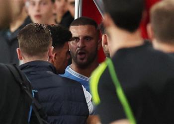 سبب غريب وراء انفعال ووكر ضد مسؤول آرسنال بعد خسارة مانشستر سيتي