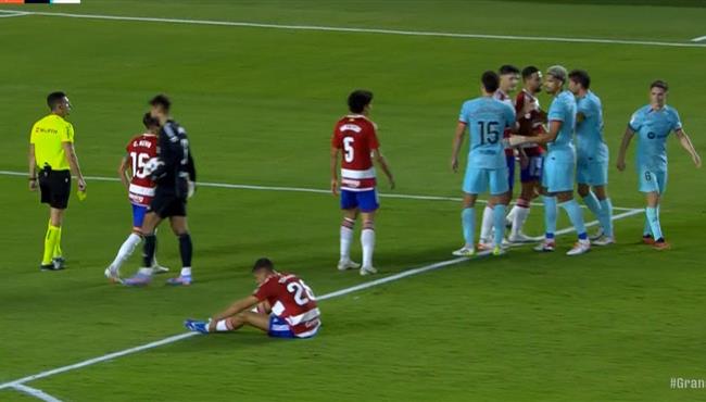 مشادة بين اللاعبين في مباراة برشلونة وغرناطة بالدوري الاسباني
