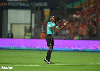 خبير تحكيمي يوضح مدى أحقية الأهلي في ركلة جزاء ثانية أمام صن داونز