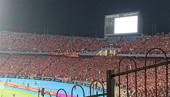 صافرات استهجان من جماهير الاهلي لحظة نزول لاعبي صن داونز الملعب وتهتف قطعوهم موتوهم