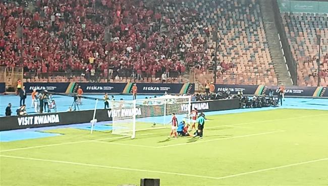 امام عاشور يتفقد شباك صن داونز ورامي ربيعة يرش المياه على خط المرمى