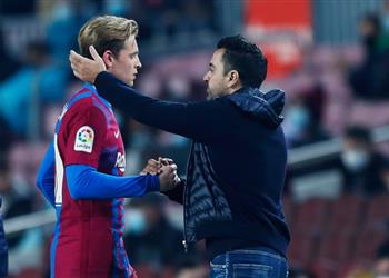 تشافي يحدد موعد عودة دي يونج ويؤكد الانتقادات لم تهزمني طيلة مسيرتي