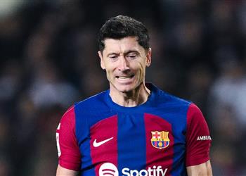 فيديو ليفاندوفسكي ينفجر غضب ا من لاعب برشلونة ويرفض مصافحته