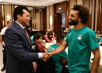 أشرف صبحي يزور معسكر منتخب مصر قبل مواجهة جيبوتي ووعد من محمد صلاح وفيتوريا