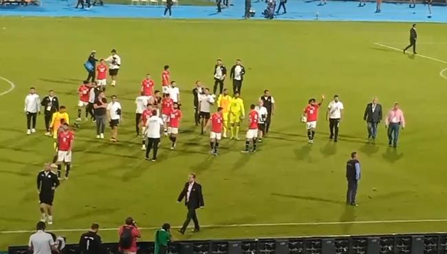 محمد صلاح يحتفظ بكرة السوبر هاتريك واللاعبون يحيون الجماهير بعد الفوز علي جيبوتي