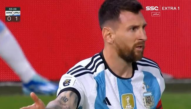 العارضة تحرم ميسي من تسجيل هدف رائع امام اوروجواي