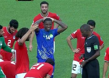 فيديو طرد مباشر للاعب وسط سيراليون أمام منتخب مصر