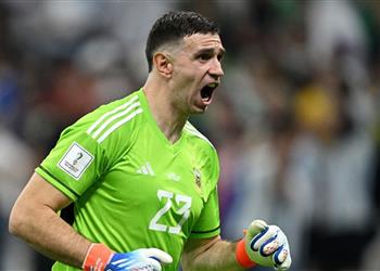 إيميليانو مارتينيز يختار خليفة ميسي ورونالدو لحصد الكرة الذهبية