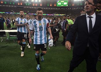 اشتباكات الجماهير تؤجل انطلاق مباراة البرازيل والأرجنتين وميسي يطالب اللاعبين بمغادرة الملعب