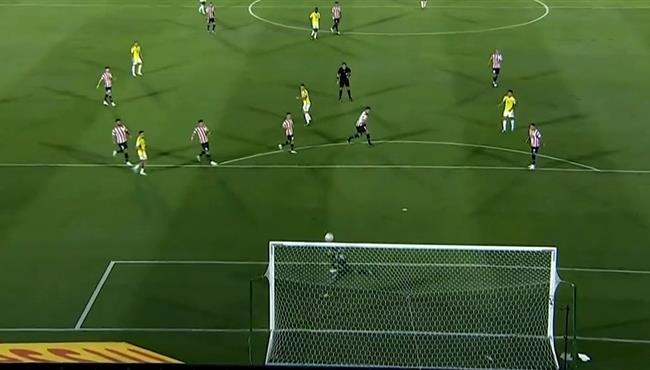 العارضة تحرم جيمس رودريجيز من تسجيل هدف عالمي في مرمي باراجواي