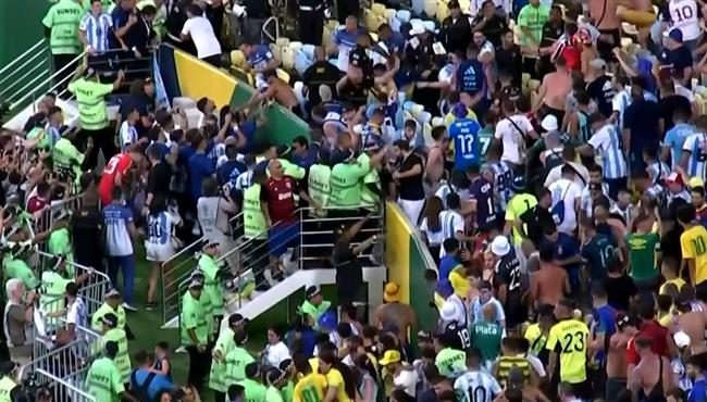 مشاجرات قوية بين جماهير الارجنيتن والشرطة البرازيلية قبل بداية المباراة