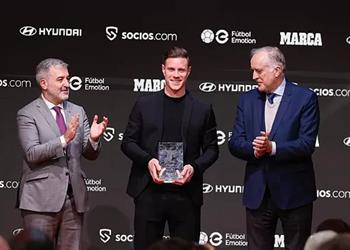 رسمي ا أفضل لاعب وحارس تير شتيجن يتوج بجائزتين من ماركا في 2022 2023