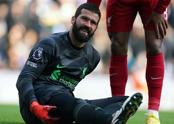 تقارير ليفربول يفقد خدمات أليسون في 5 مباريات هامة للإصابة