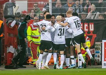 كان بارع ا في الأول مدرب فرانكفورت يشيد بـ هدفي عمر مرموش أمام يونيون برلين