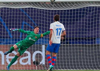 تير شتيجن بعد خسارة برشلونة أمام شاختار غاضبون من أنفسنا لا يمكن حدوث ذلك لنا