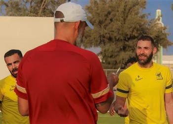 استراحة المباراة الأخيرة تشعل الخلاف بين بنزيما وسانتو وتتسبب في رحيل المدير الفني