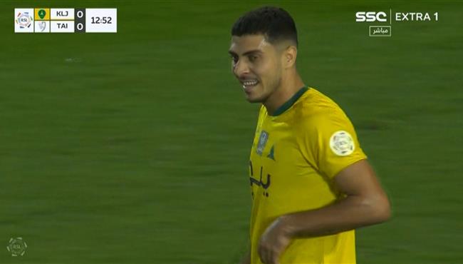 محمد شريف يهدر هدف محقق للخليج امام الطائي بالدوري السعودي