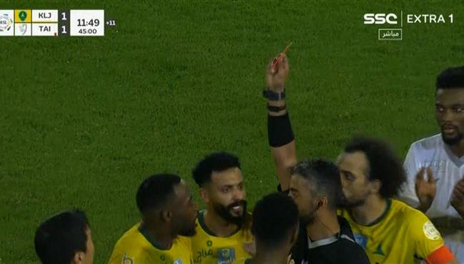 طرد خالد ناري في مباراة الخليج والطائي بالدوري السعودي