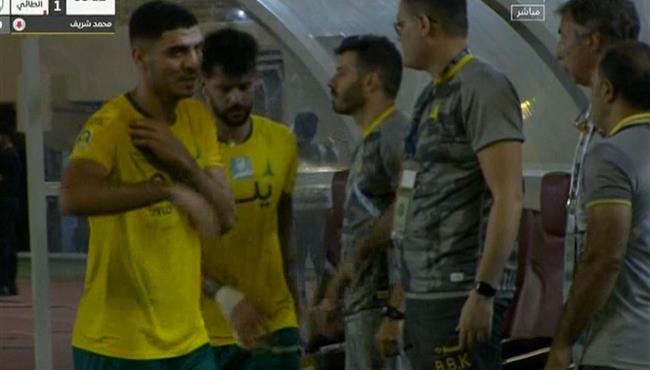 لحظة خروج محمد شريف في مباراة الخليج والطائي ويشتكي من اصابة في كتفه