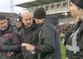 جوارديولا ينفعل على مساعديه ويشتبك مع الحكم الرابع أمام لوتون تاون