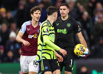 إيميليانو مارتينيز أستون فيلا ينافس على لقب الدوري الإنجليزي