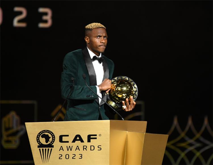 أوسيمين يحصد جائزة افضل لاعب في افريقيا