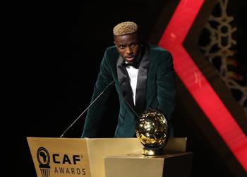 أوسيمين يعلق على فوزه بـ جائزة أفضل لاعب في إفريقيا ويصرح محمد صلاح وحكيمي كانا يستحقانها