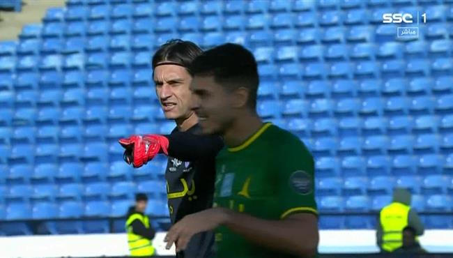 بعد تمريره رائعه من محمد شريف لاعب الخليج يهدر فرصة هدف محقق