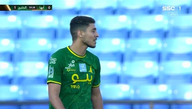 تصدي حارس مرمي ابها يحرم محمد شريف من تسجيل هدف الخليج الثاني بكاس خادم الحرمين