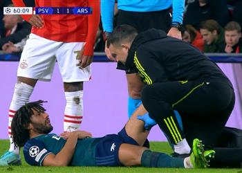 فيديو محمد النني يغادر مباراة آرسنال وآيندهوفن للإصابة