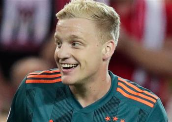 قد يزامل مصري ا سكاي تكشف الوجهة الأقرب لـ فان دي بيك حال رحيله عن مانشستر يونايتد